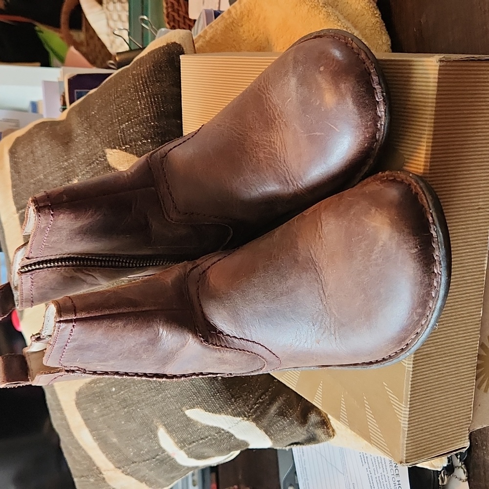 UGG Neevah dark brown ankle boot size 9